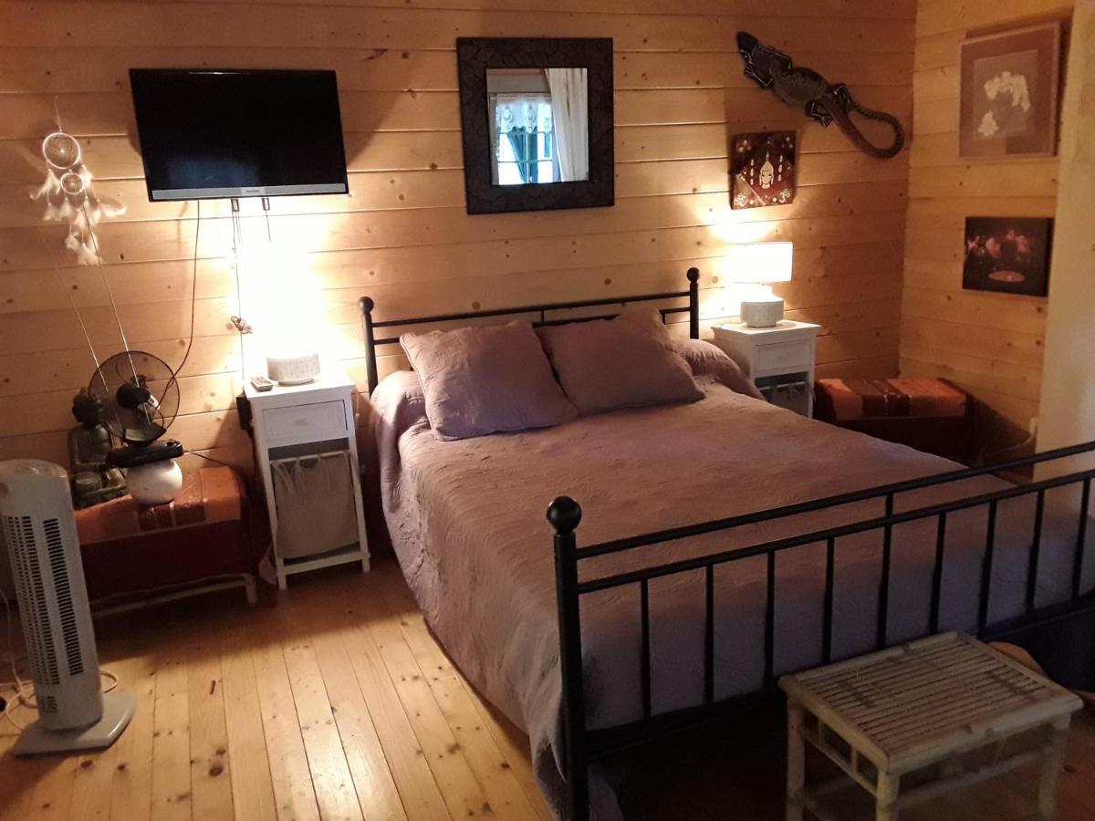 Le Chalet De La Grenouille Verte Tursac Екстер'єр фото